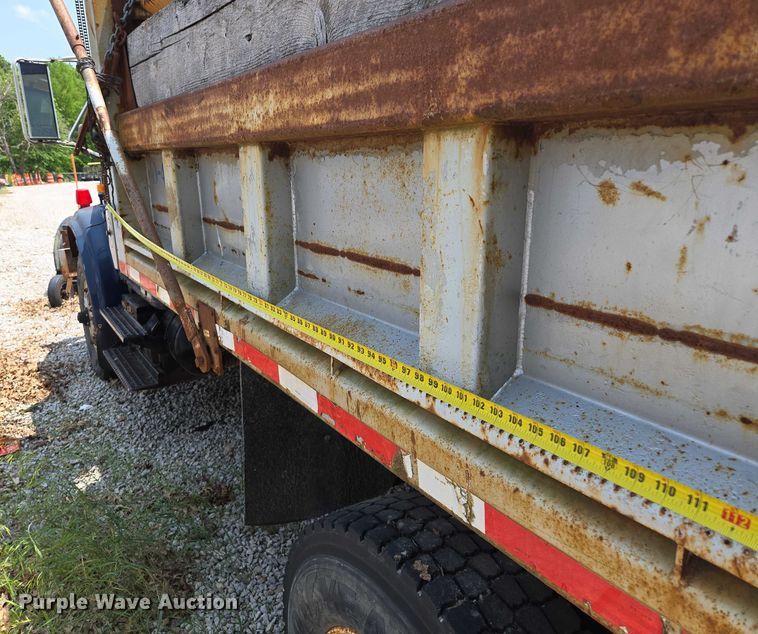 image for item EM7470 1998 International 4900 dump truck