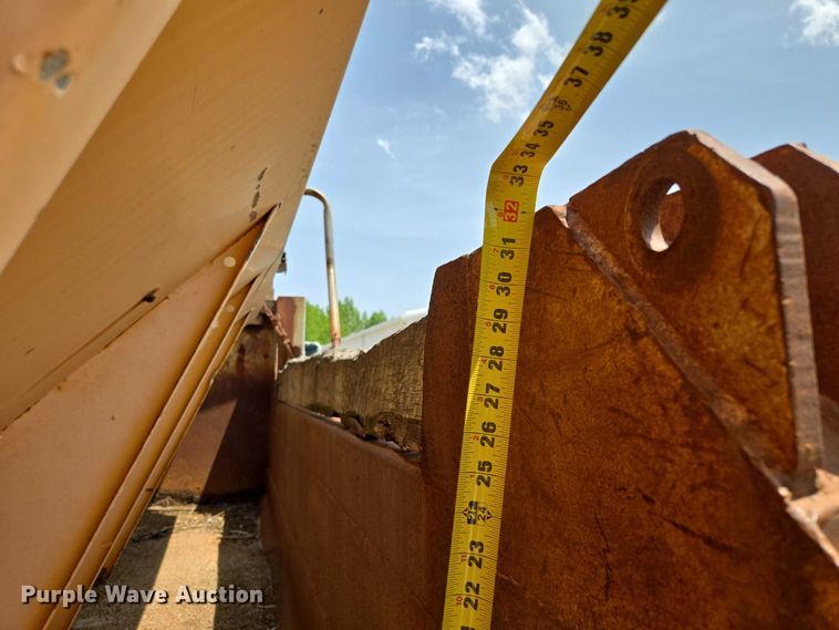 image for item EM7470 1998 International 4900 dump truck