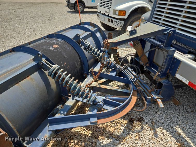 image for item EM7470 1998 International 4900 dump truck