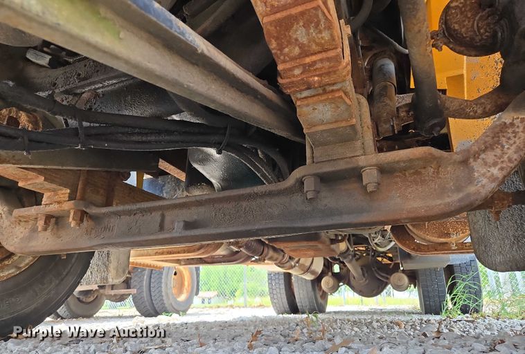 image for item EM7470 1998 International 4900 dump truck