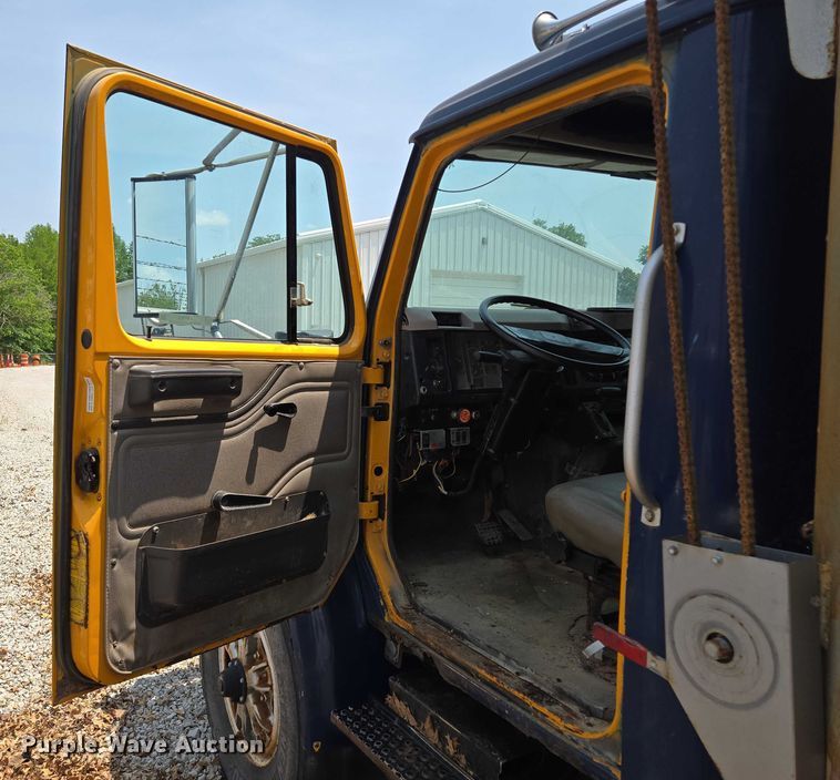 image for item EM7470 1998 International 4900 dump truck