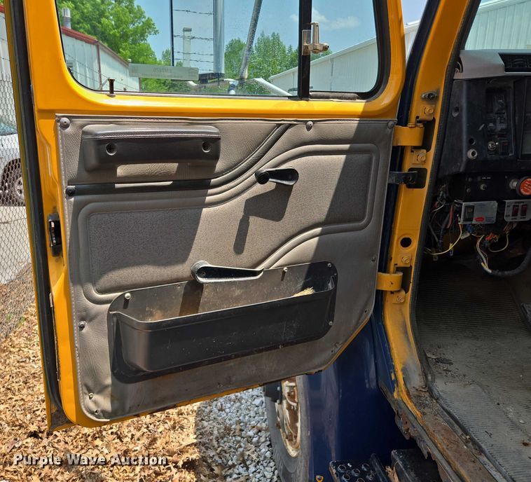 image for item EM7470 1998 International 4900 dump truck