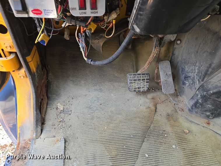 image for item EM7470 1998 International 4900 dump truck