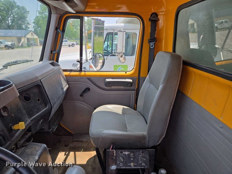 image for item EM7470 1998 International 4900 dump truck