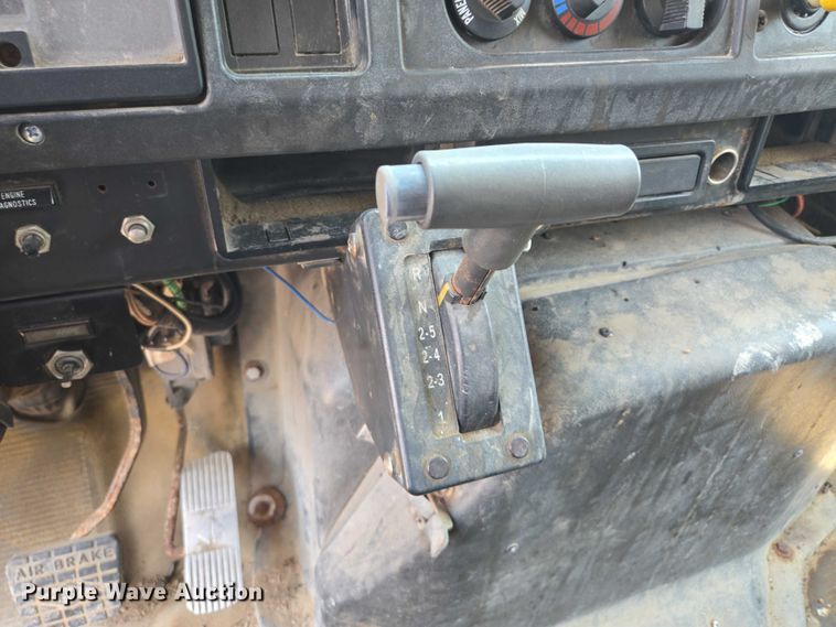 image for item EM7470 1998 International 4900 dump truck