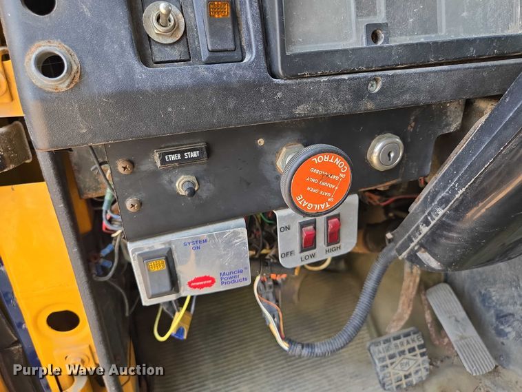 image for item EM7470 1998 International 4900 dump truck