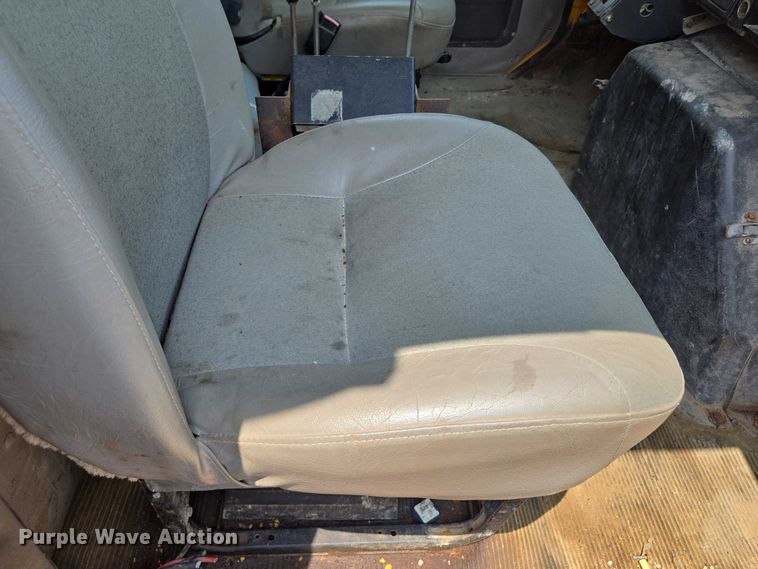 image for item EM7470 1998 International 4900 dump truck