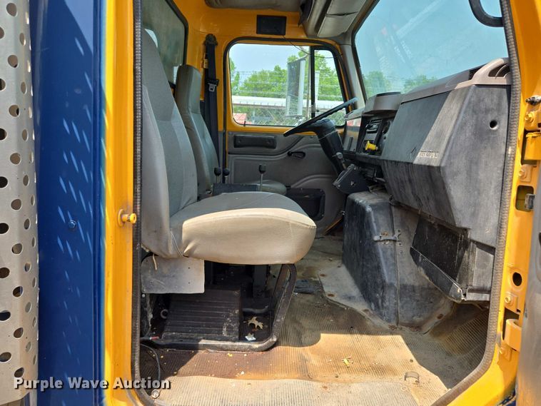 image for item EM7470 1998 International 4900 dump truck