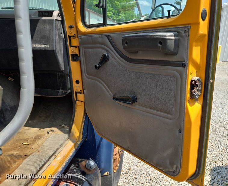 image for item EM7470 1998 International 4900 dump truck