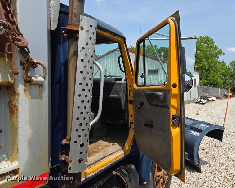 image for item EM7470 1998 International 4900 dump truck