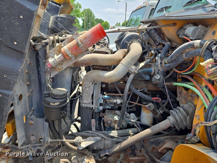 image for item EM7470 1998 International 4900 dump truck