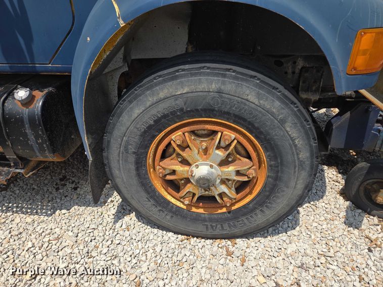 image for item EM7470 1998 International 4900 dump truck