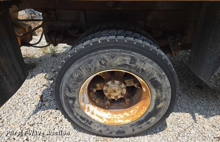 image for item EM7470 1998 International 4900 dump truck