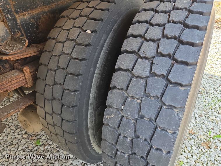 image for item EM7470 1998 International 4900 dump truck