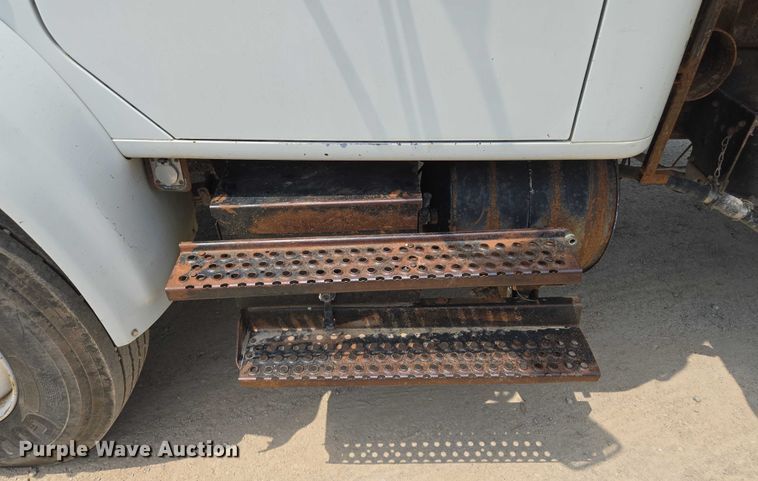 image for item EM7471 1996 International 4700 dump truck