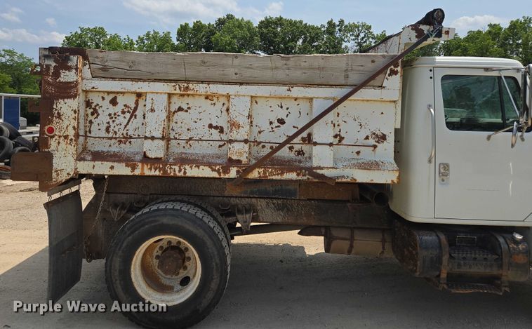image for item EM7471 1996 International 4700 dump truck