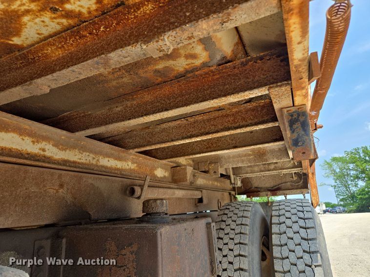 image for item EM7471 1996 International 4700 dump truck