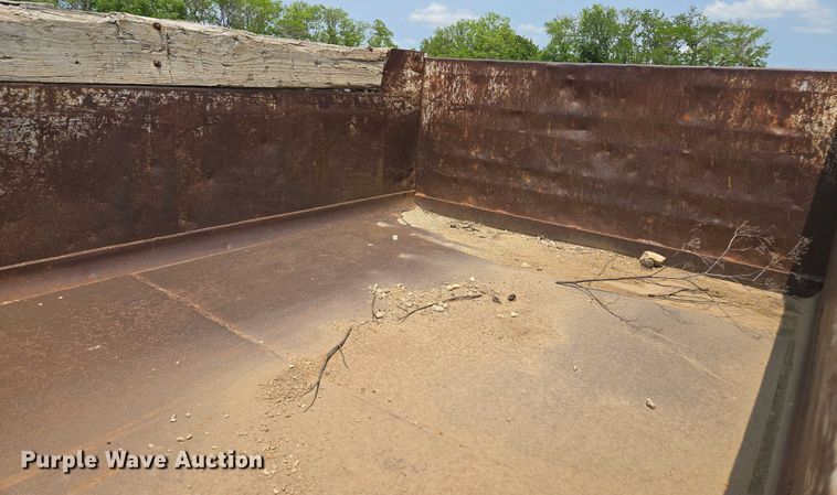 image for item EM7471 1996 International 4700 dump truck