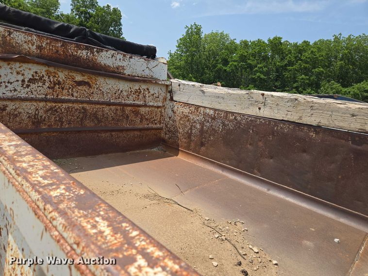 image for item EM7471 1996 International 4700 dump truck