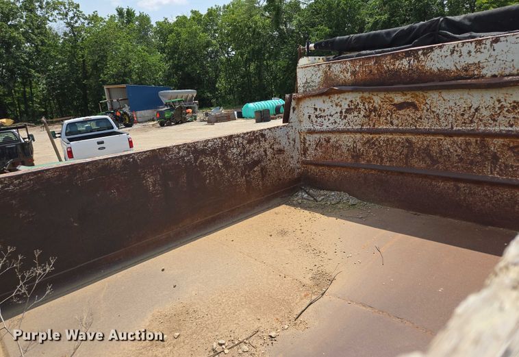 image for item EM7471 1996 International 4700 dump truck