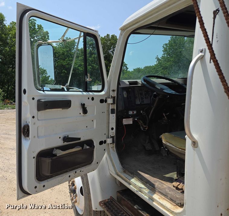 image for item EM7471 1996 International 4700 dump truck