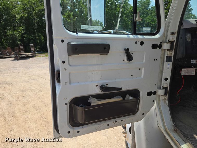 image for item EM7471 1996 International 4700 dump truck