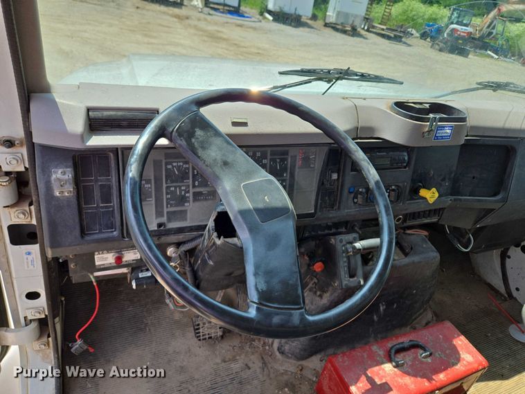 image for item EM7471 1996 International 4700 dump truck