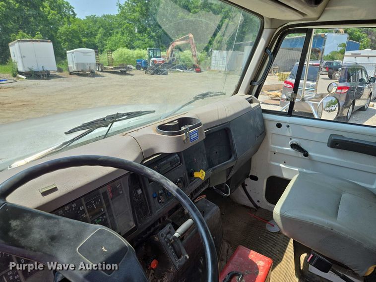 image for item EM7471 1996 International 4700 dump truck