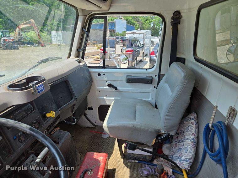 image for item EM7471 1996 International 4700 dump truck