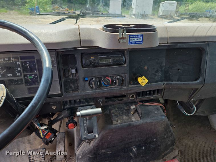 image for item EM7471 1996 International 4700 dump truck