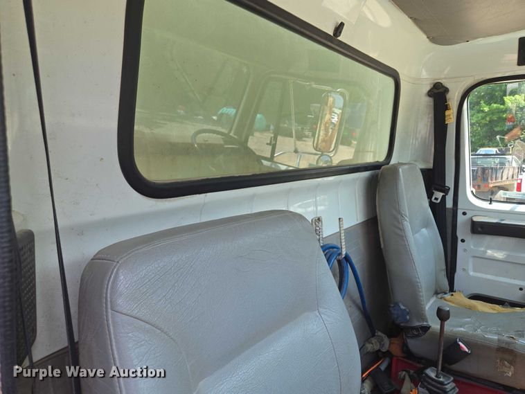 image for item EM7471 1996 International 4700 dump truck