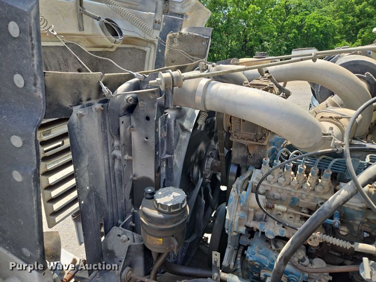 image for item EM7471 1996 International 4700 dump truck