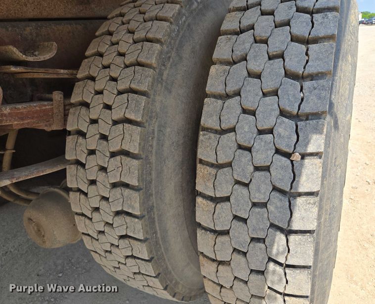 image for item EM7471 1996 International 4700 dump truck