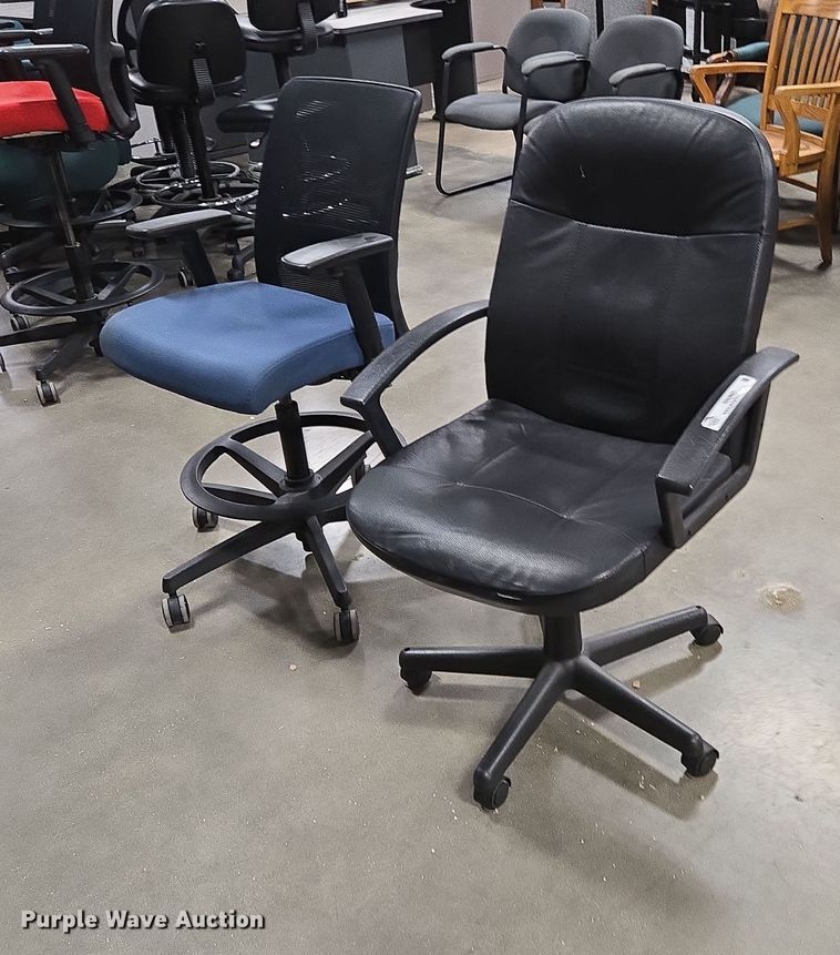 image for item EN3827 (2) chairs