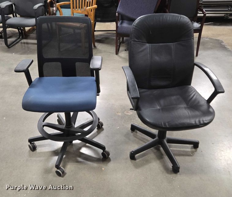 image for item EN3827 (2) chairs