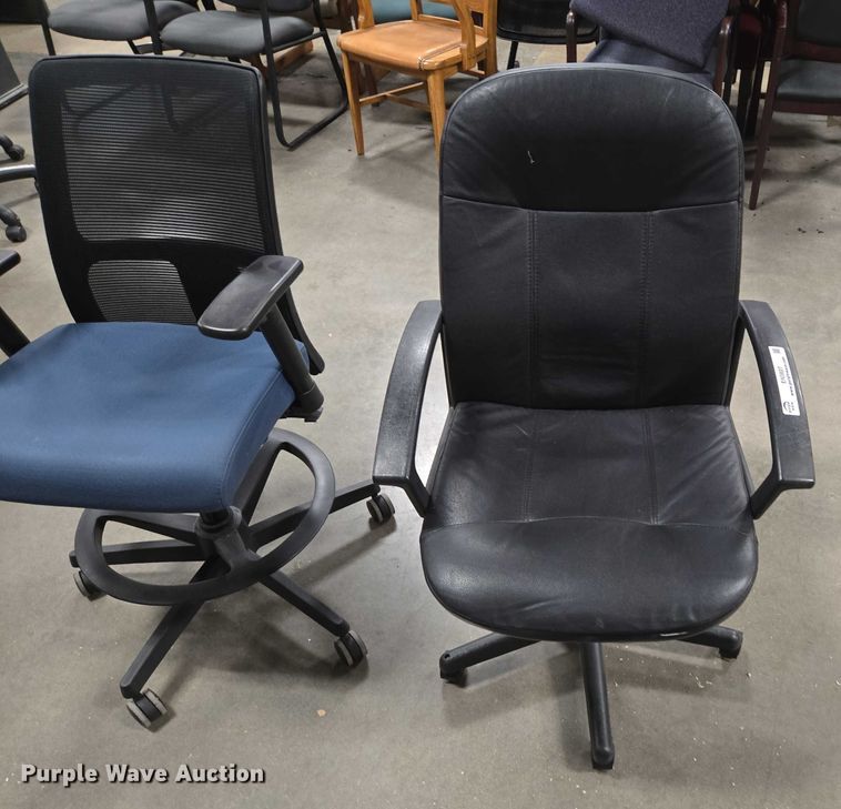 image for item EN3827 (2) chairs