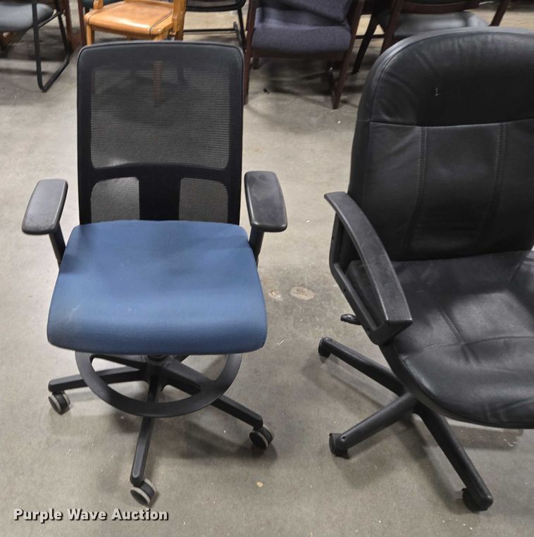 image for item EN3827 (2) chairs