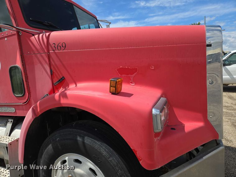 image for item EN8031 1996 Freightliner FLD semi truck