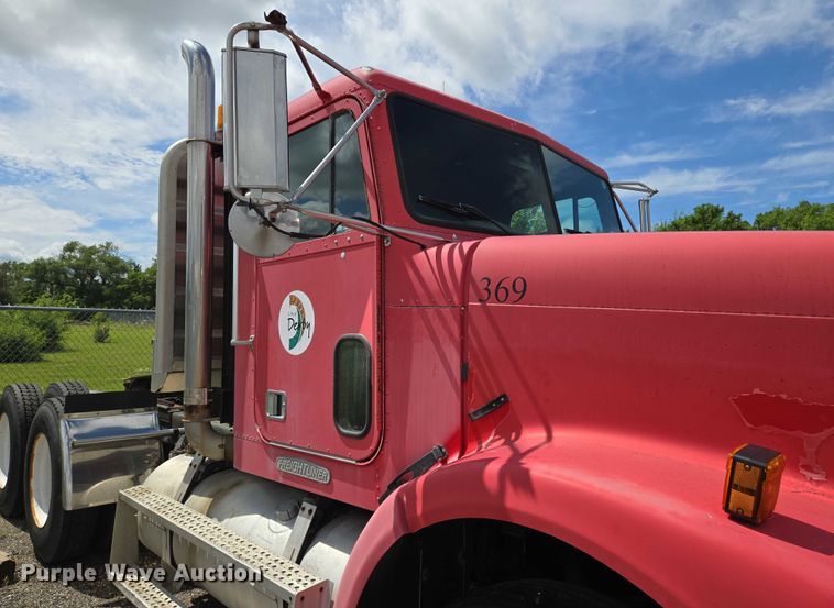 image for item EN8031 1996 Freightliner FLD semi truck