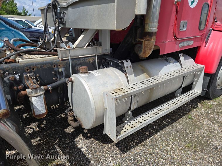 image for item EN8031 1996 Freightliner FLD semi truck