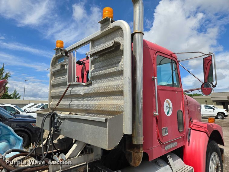 image for item EN8031 1996 Freightliner FLD semi truck