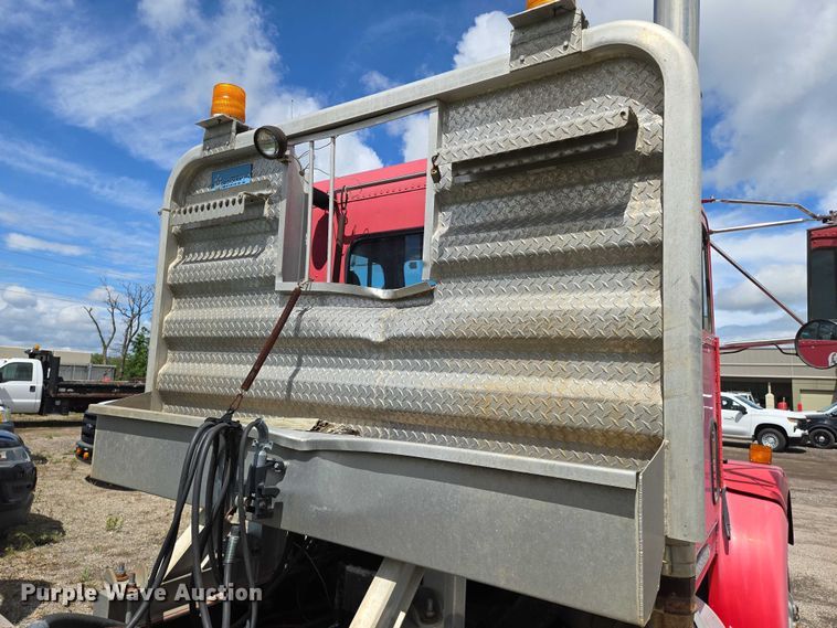 image for item EN8031 1996 Freightliner FLD semi truck