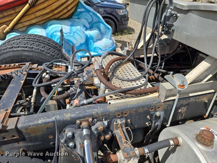 image for item EN8031 1996 Freightliner FLD semi truck