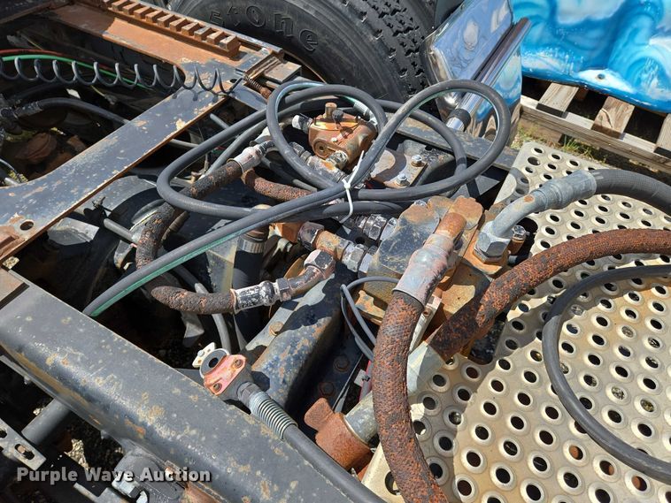 image for item EN8031 1996 Freightliner FLD semi truck