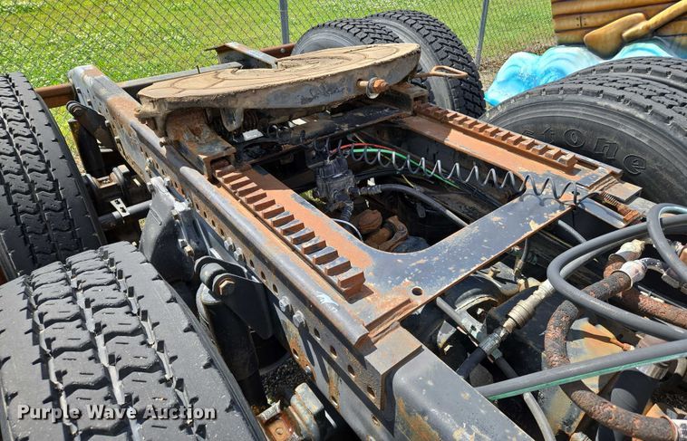 image for item EN8031 1996 Freightliner FLD semi truck