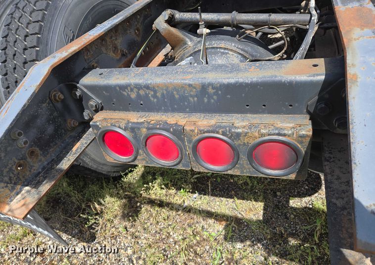 image for item EN8031 1996 Freightliner FLD semi truck