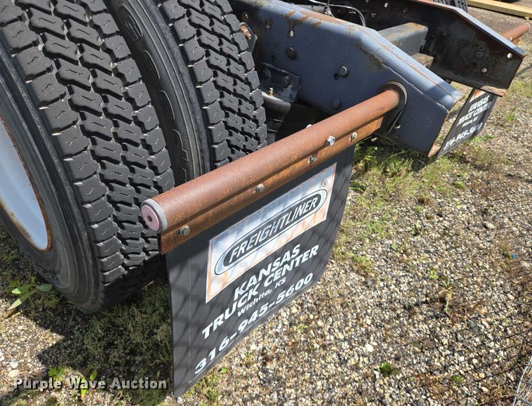 image for item EN8031 1996 Freightliner FLD semi truck