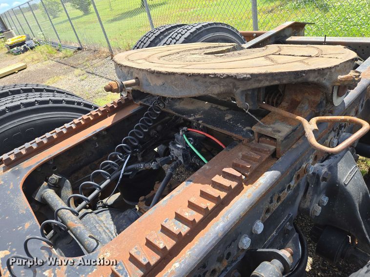 image for item EN8031 1996 Freightliner FLD semi truck