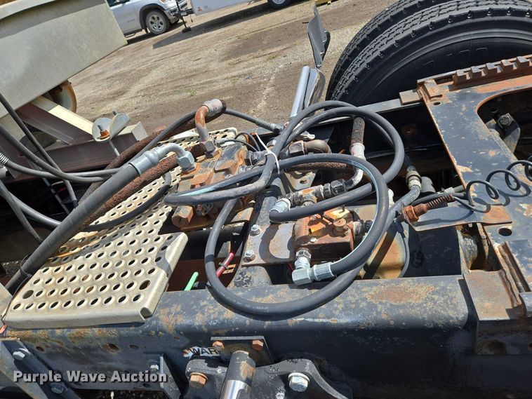 image for item EN8031 1996 Freightliner FLD semi truck