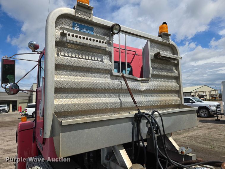 image for item EN8031 1996 Freightliner FLD semi truck